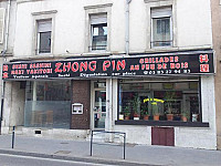 Zhong Pin outside