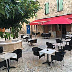 Café De La Fontaine inside
