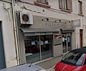 Pizza D'or outside