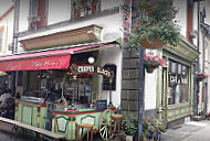 Cafe Le Petit Paris outside