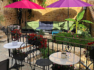 Restaurant Hibiscus: Tapas, Boissons Fraiches, Et Bar à Vin inside
