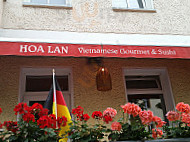 Hoa Lan outside