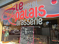 Le Café Du Palais outside