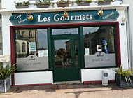 Les Gourmets outside