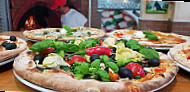 Holzofen Pizza Pietro food