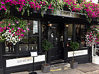 The Horse And Groom outside