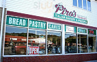 Piro’s Bakery outside