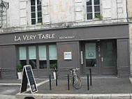 La Very Table outside