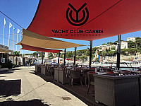 Le Yacht Club inside