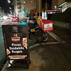 Escale Food Pizza outside