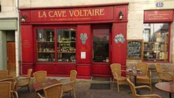 La Cave Voltaire inside
