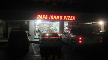 Papa Johns Pizza outside