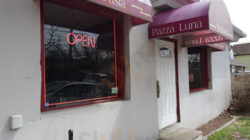 Pazza Luna Pizzeria outside