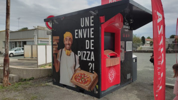 Distrubuteur De Pizza, Pizza Du Champs De Foire outside