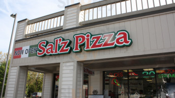 Sal'z Pizza outside