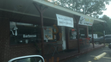 Le' Pough's Barbecue outside