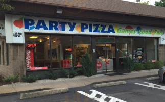 Party Pizza outside