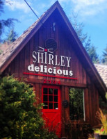 Shirley Delicious outside