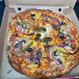 A La Fenêtre. Les Pizzas D'anna à Herm Comida