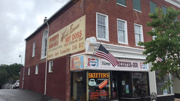 Skeeter's World Famous Hotdogs outside