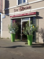 Café Des Glycines outside
