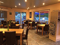 Café Restaurant St-Laurent inside
