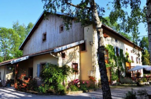 Auberge De La Charriole outside