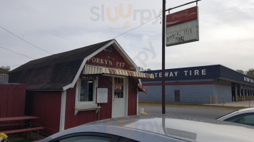 Porky's Pit Bbq outside