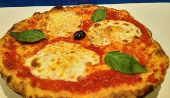 Milano Pizz'83 food