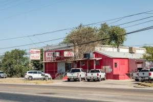 KD's Bar-B-Q outside