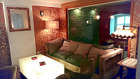 Pollyesther`s Lounge inside