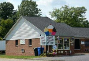 Sweet House Bakery outside