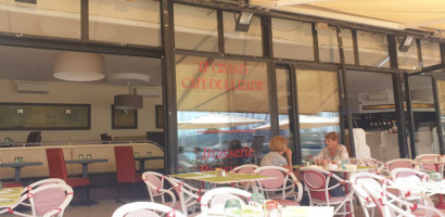 Au Grand Cafe De La Rade inside