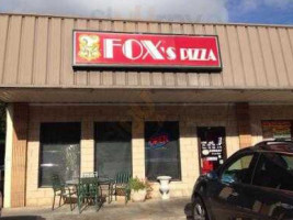 Fox's Pizza Den inside