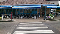 Le Cafe Du Lac inside