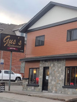 Gus's Restaurant outside
