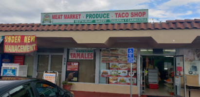 La Familia Callejas Market outside