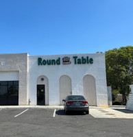 Round Table Pizza outside