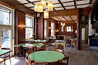 Café des Avenues inside
