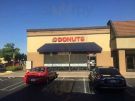 Howard's Donuts outside