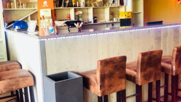 Bombay Journal Dentro