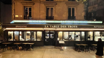 La Table Des Troys food