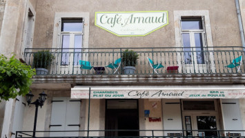 Café Arnaud outside