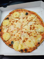 Pizza Pom's food