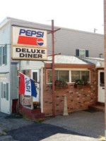 Deluxe Diner outside