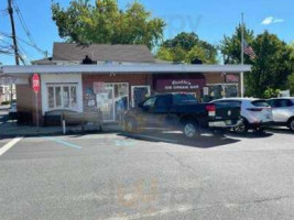 Tooties Diner & Ice Cream Parlor outside