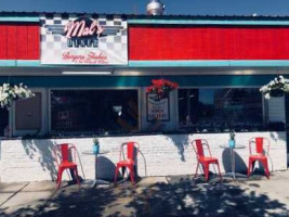 Mal's Diner outside