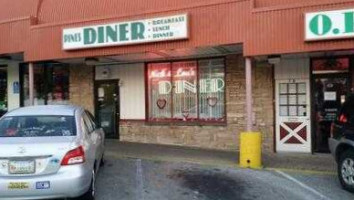 Pines Diner outside