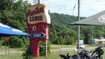 Hunter's Lodge Restaurant Bar outside
