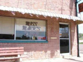 Miss Maries Diner outside